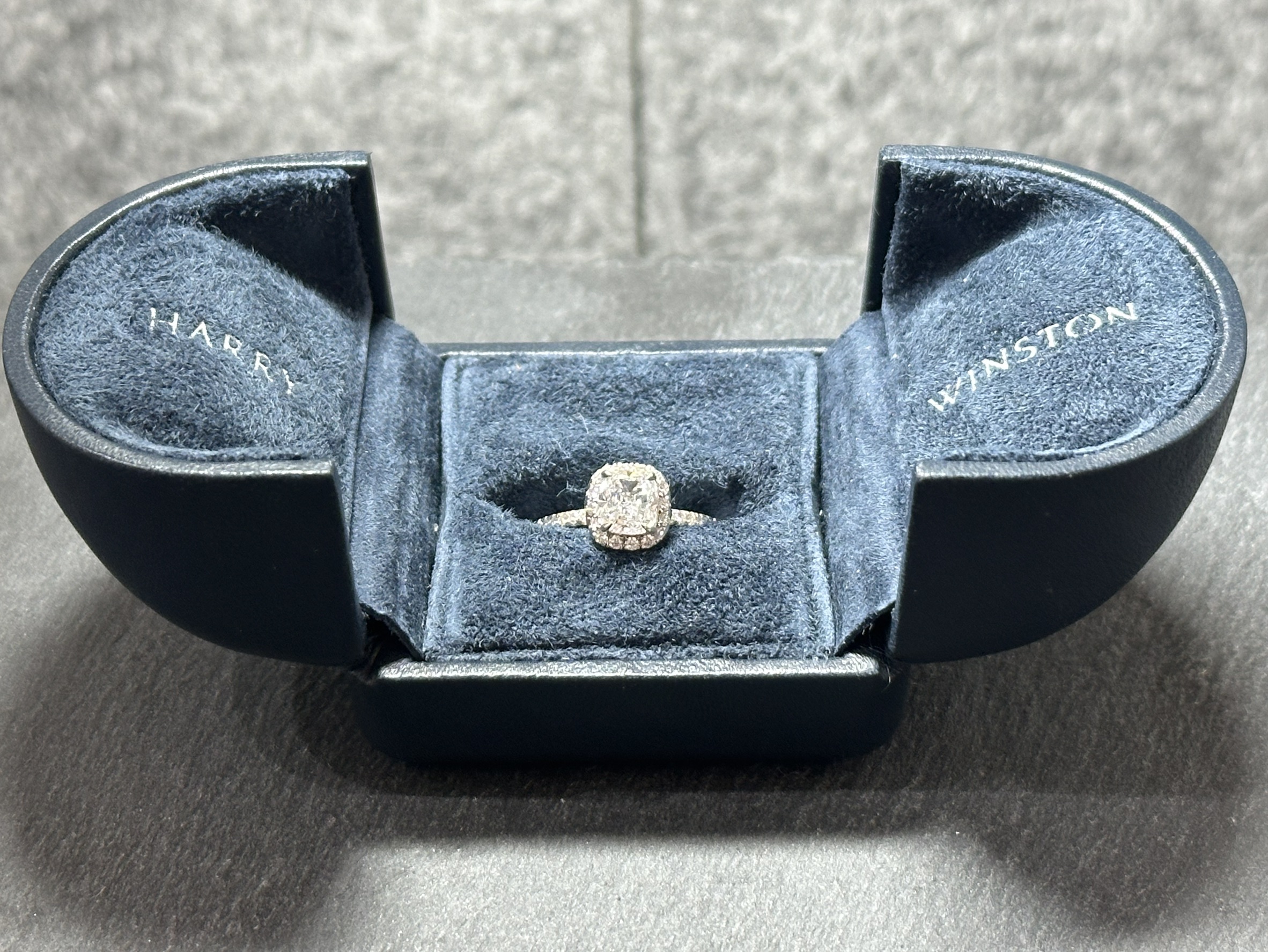 ハリーウィンストン エンゲージメントリング お買取りさせていただきました！