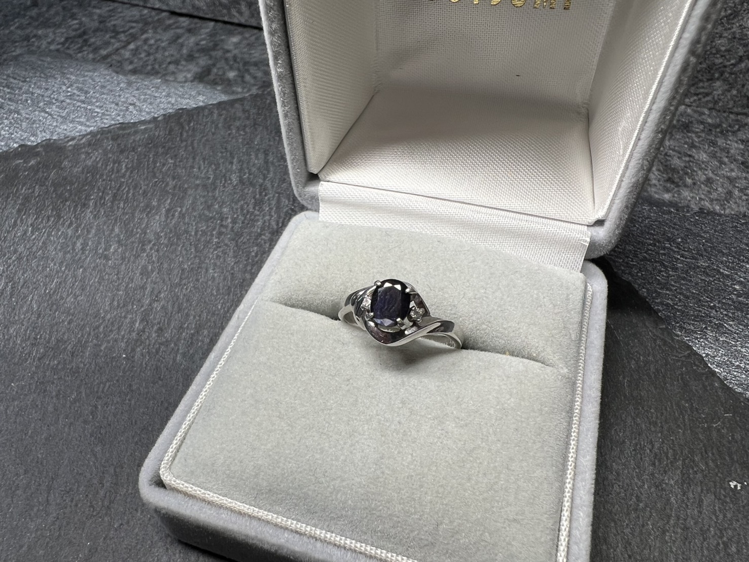 プラチナ サファイア リングをお買取りさせていただきました！